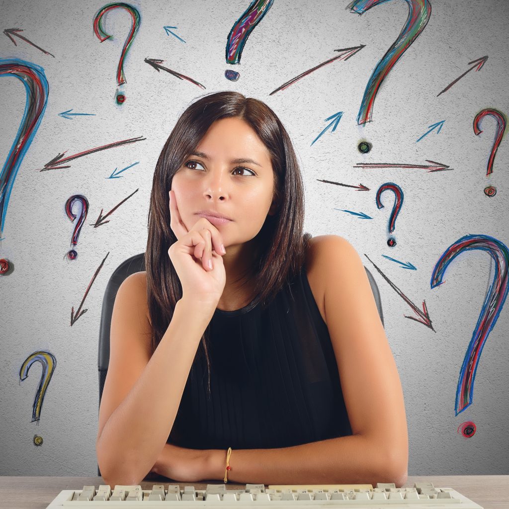 chica pensativa con los errores frecuentes que se comenten en la autoedición de libros