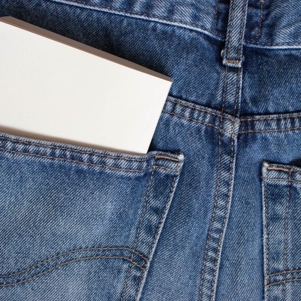 libro de bolsillo colocado en un bolsillo de un pantalón