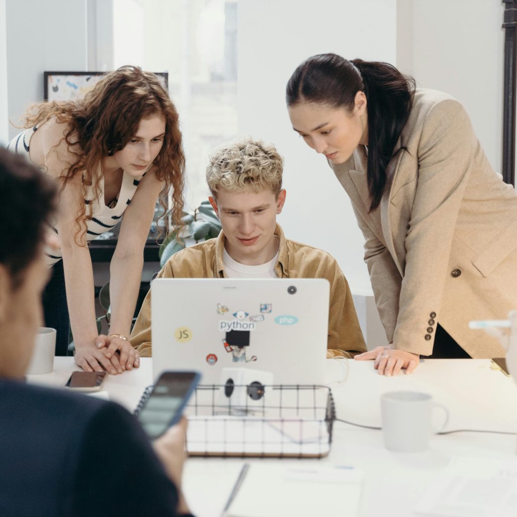 Reunión de los profesionales que intervienen en la publicación de un libro en printcolorweb. Editor, autor, corrector, maquetador, impresor y distribuidor.