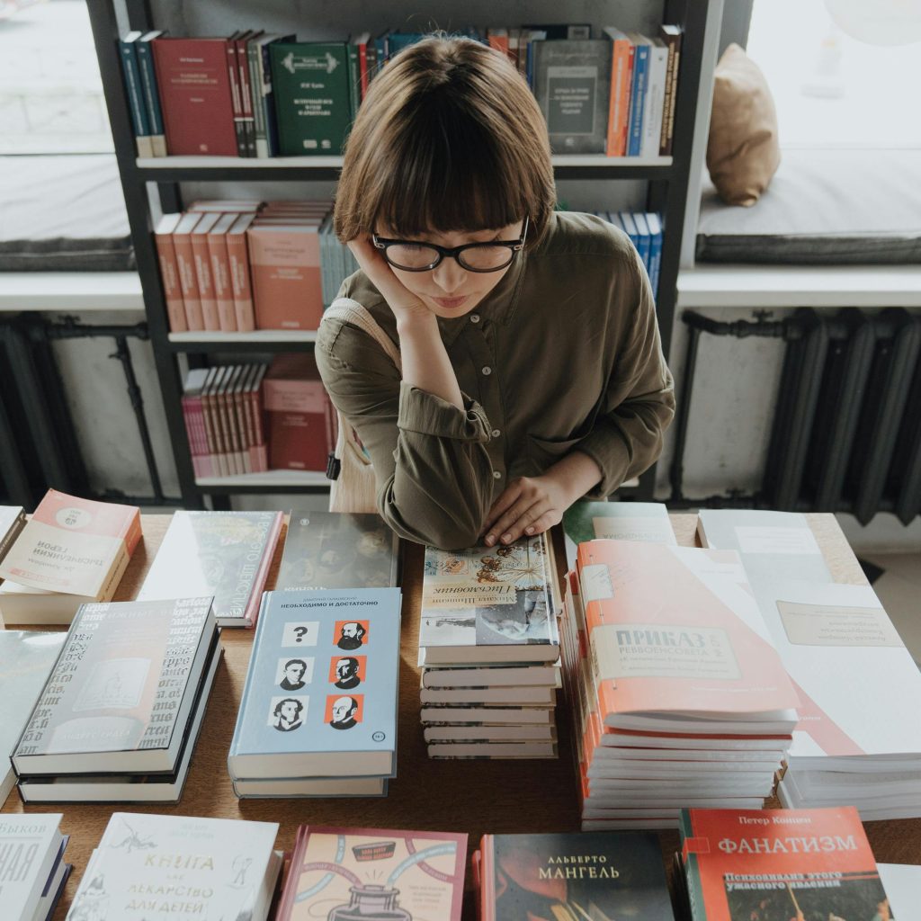 Chica eligiendo el título perfecto para su libro